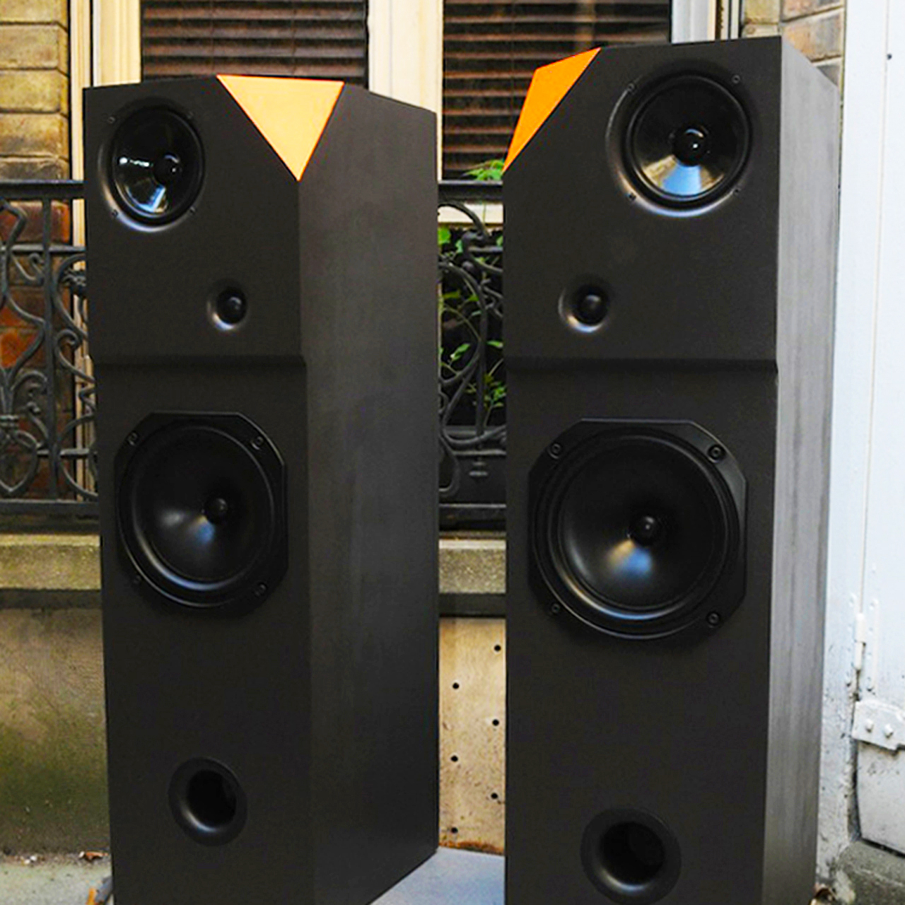 Floorstanding speakers