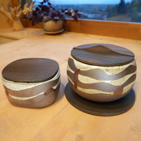 Lids and bases for potteries
